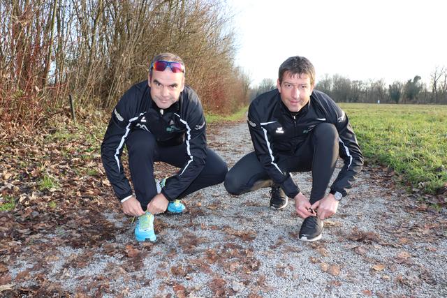 Schnüren für die "Marathon-Challenge" bereits ihre Laufschuhe – Günter Dieplinge rund Thomas Schererbauer (r.).