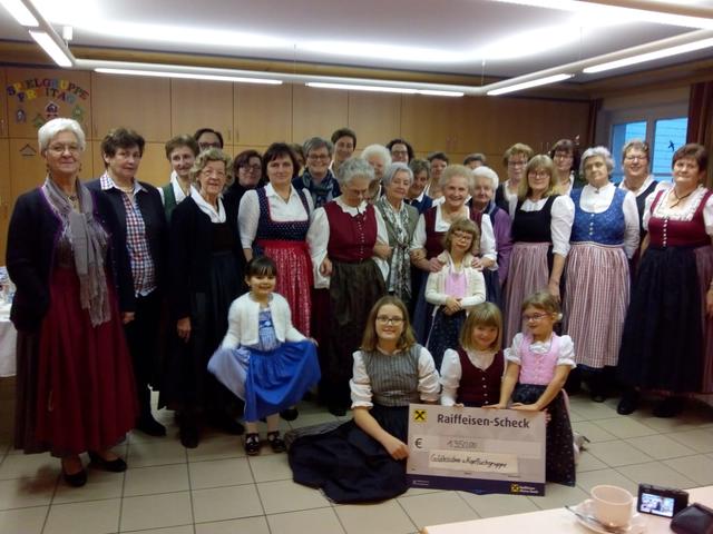 Die Goldhauben- und Kopftuchgruppe unterstützen Menschen in Not. | Foto: Foto: Hofbauer