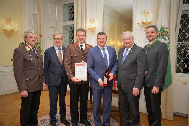 Ehrung: Hannes Tieber (3.v.l.) und Franz Tieber (3.v.r.) | Foto: LFV Franz Fink