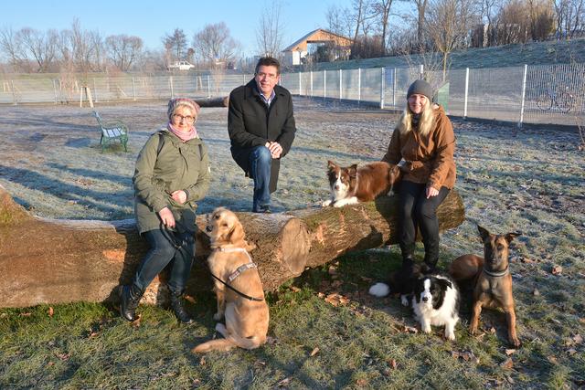 Bürgermeister Peter Eisenschenk mit einigen der vielen Nutzer der neuen Hundeauslaufzone: Susanne Poisinger mit Fibi und Lisa Biegler mit Cori, Finix und Nice.