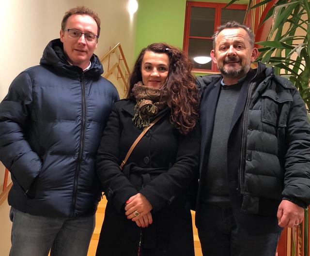 Kinderhaus-Obfrau Renata Kummer bedankt sich bei Mario Schwaiger (l.) und Martin Dobnik.
