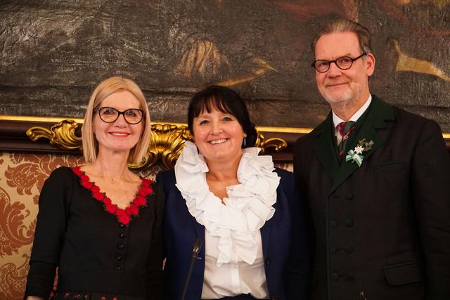 Die Präsidentinnen Gabi Kolar und Manu Khom mit Gerald Deutschmann.