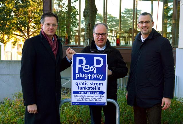 Bürgermeister Stefan Schmuckenschlager, Pfarrer Reinhard Schandl, Vizebürgermeister Roland Honeder mit dem Schild zur neuen E-Tankstelle.