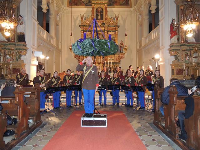 Barbarakonzert: Kapellmeister Franz Kerschhofer (M.) und die Musiker der Artillerie-Traditionskapelle Von der Groeben. | Foto: WOCHE
