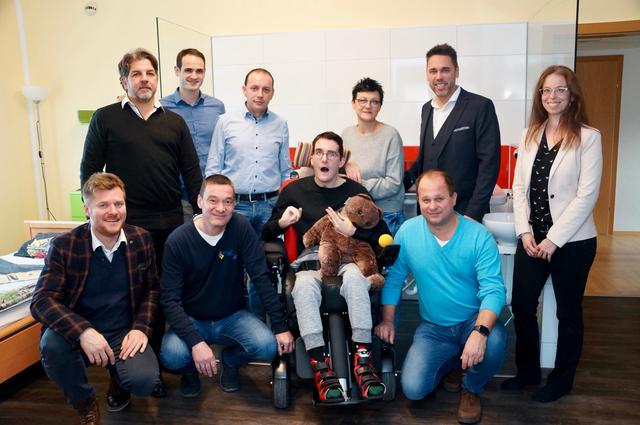 Besuch für Samuel: Martin Groissenberger, Reinhard Wessely, Paul Falkensteiner (knieend), Robert Schreyl, , Jörg Mayer, Ewald Schnell, Doris Kronsteiner, Mario Hameseder und Elisabeth Prantl (stehend).