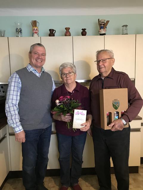 Bürgeremeister Herbert Harrach mit Anna und Rudolf Amon. | Foto: Gemeinde Wildendürnbach