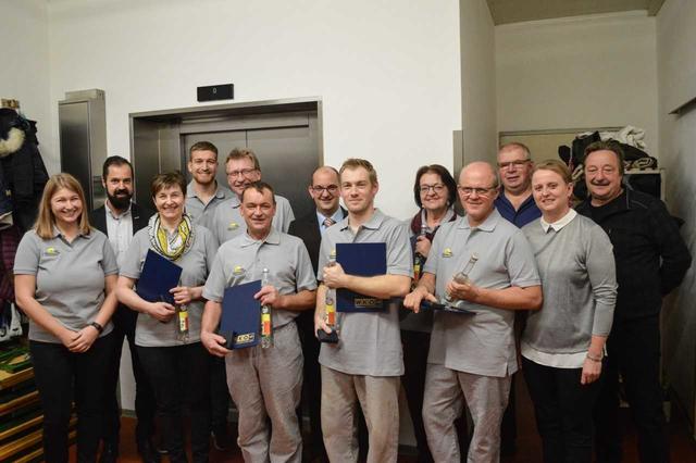 Hinten v.l.: Bezirksstellenleiter Mario Müller-Kaas, Lukas Frühwirth, Konrad Frühwirth, Bürgermeister Manfred Stauderer, Inge Obereder, Gemeinderat Franz Haas, Gemeinderat Josef Hochstöger
Vorne v.l.: Natalie Frühwirth, Maria Frühwirth, Hubert Steinbauer, Harald Steinbauer, Felix Winkler, Vize-Bürgermeisterin Barbara Huber