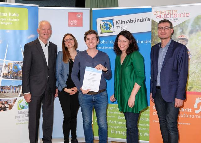Stefan Speiser (Mitte) erhielt die Urkunde zur kommunalen Klimaschutzbeauftragen von (von rechts) Klimabündnis-Geschäftsführer Andrä Stigger, LHStvin und Klimabündnis-Obfrau Ingrid Felipe, Carmen Jungmayr vom Energieinstitut Vorarlberg und Karl-Ludwig Schibel vom Klimabündnis Italien.
