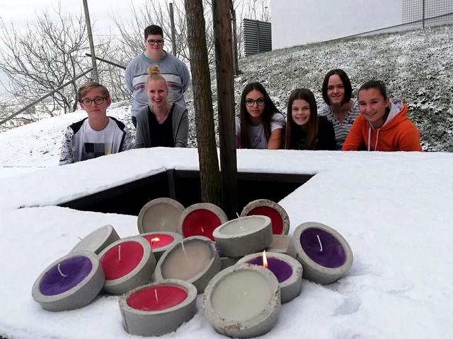 Das wärmende Licht der Kerzen freut die Schüler/innen der LFS Althofen in der kalten Jahreszeit besonders. | Foto: Eigenes Bild