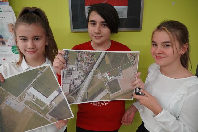 Vor der Gemeindeversammlung präsentierten sie ihre Umbaupläne: Sara Mladenovic, Julija Aleksic, Jovan Jovanovic. | Foto: Bettina Buchbauer