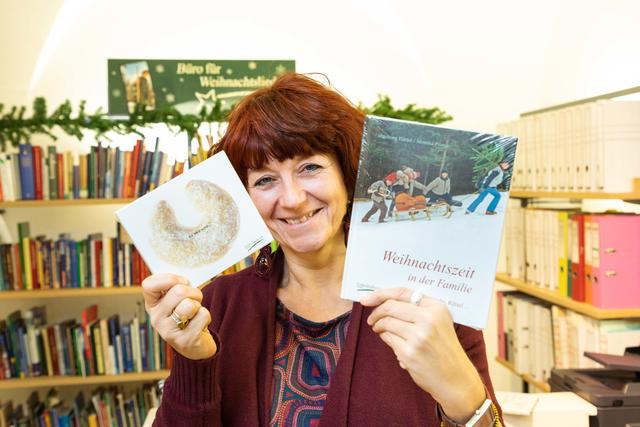 Gerade zu Weihnachten wird daheim gerne gesungen: Textanfragen landen bei Eva Maria Hois im Büro für Weihnachtslieder. | Foto: Jorj Konstantinov
