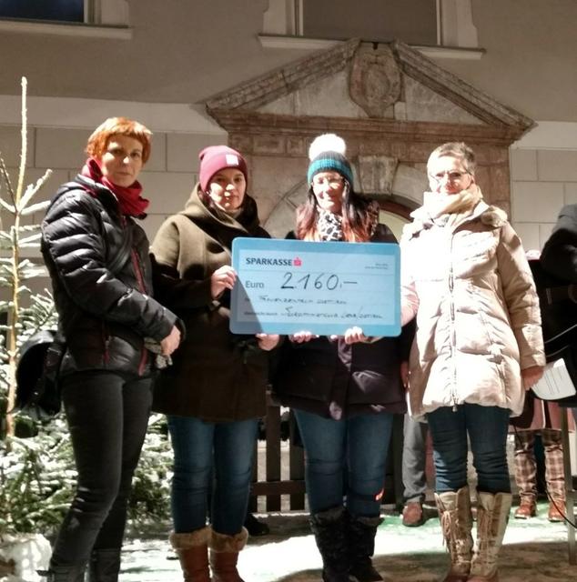 Präsidentin Ulrike Wibmer mit den Mitarbeiterinnen von Frauenzentrum bei der Scheckübergabe.