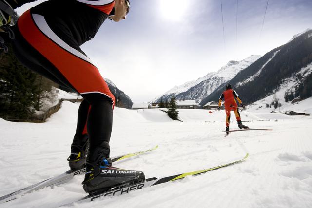 Beim Langlauftraining zeigen die Athleten vom Adidas Langlaufteam Kaunertal verschiedene Techniken. | Foto: TVB Tiroler Oberland / Martin Lugger 