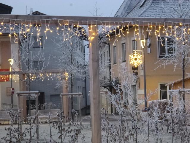 Eine neue Weihnachtsbeleuchtung ziert den Schörflinger Ortsplatz. | Foto: Marktgemeinde Schörfling