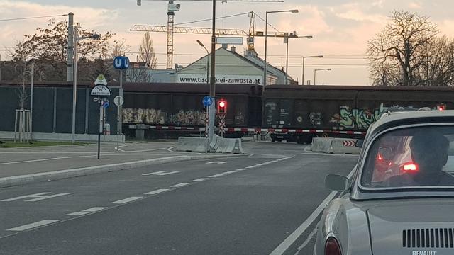 Über eine Viertelstunde Wartezeit beklagen die Anrainer beim Bahnübergang Himberger Straße. | Foto: Guzmits