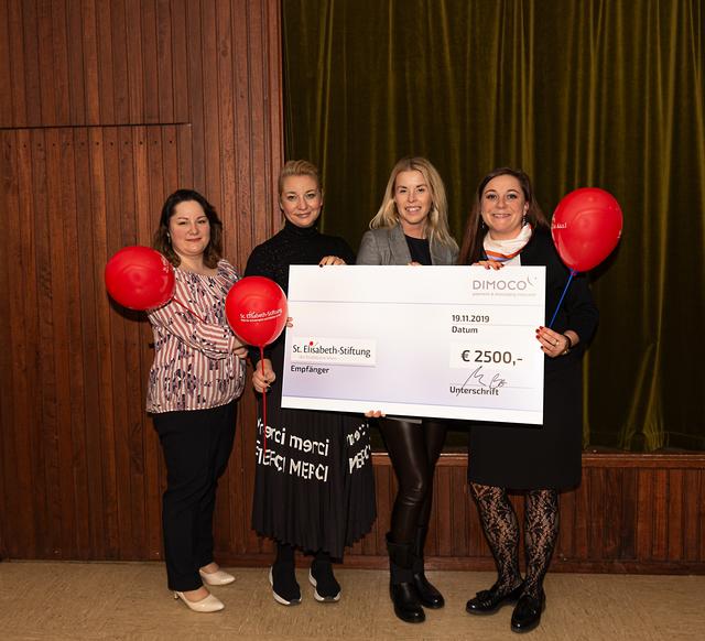 Große Freude zeigt das Team von der St.-Elisabeth-Stiftung über Spenden – wie hier von Dimoco.