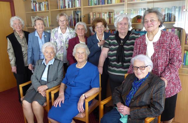 Hermine Moser (stehend, ganz links) und ihre ehemaligen Schulkolleginnen freuen sich über ihr Wiedersehen zum 70. Matura-Jubiläum | Foto: Kursana