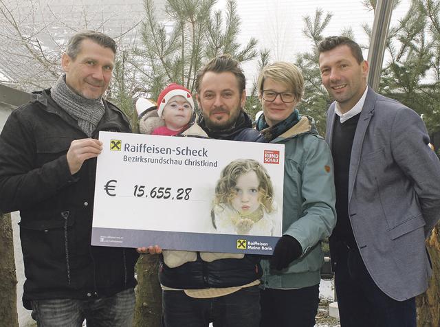 Lena, Clemens und Andrea Wagner (2. bis 4. v. l.) bei der Scheckübergabe der BezirksRundschau mit Geschäftsstellen-Leiter Thomas Bargfrieder (r.) und Redaktionsleiter Gernot Fohler (l.). | Foto: Veronika Mair
