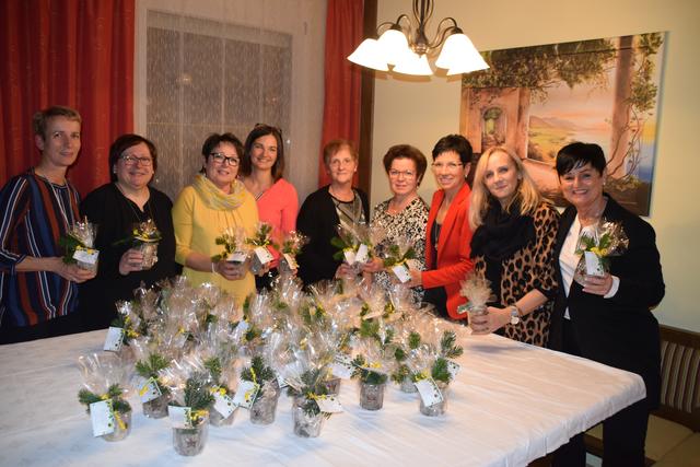 Gemeinsam mit Vizebürgermeisterin Maria Zachs verpackten die ÖVP-Frauen aus Marz die kleinen Geschenke für älterem, alleinstehende Marzer Frauen | Foto: Gemeinde Marz