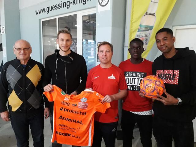 Trikot und Ballüberreichung von Michael Huber an Markus Szokasits. Mit dabei GSV Obmann Stv. Peter Stelzmayer. | Foto: GSV