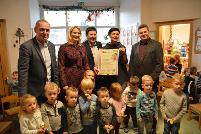 Günter Schmidt (Bgm. Rohrbach), Bildungslandesrätin Daniela Winkler, Franz Handler (GF des Verbandes der Naturparke Österreichs), Ulrike Schmidt (Leiterin Kindergarten Rohrbach) und Kurt Fischer (Bgm. Baumgarten und Obmann Naturpark Rosalia-Kogelberg), mit Kindern des "Naturpark-Kindergartens" der Marktgemeinde Rohrbach | Foto: Doris Pichlbauer