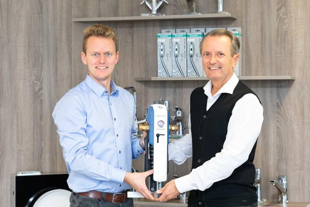 Firmenchef Armin Biedermann (r.) und sein Sohn Martin führen den Installationsbetrieb Biedermann in Kalsdorf. | Foto: Jorj Konstantinov