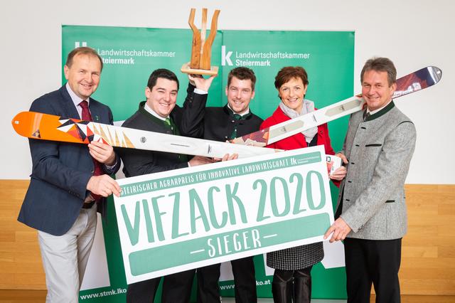 Präsident Franz Titschenbacher, Vizepräsidentin Maria Pein und Kammerdirektor Werner Brugner (r.) gratulieren Matthias und Roland Gutmann zum Vifzack 2020. | Foto: LK-Danner