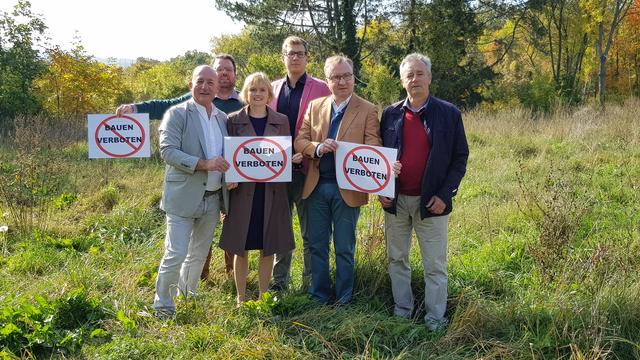 Über Parteigrenzen hinweg haben sich die Bezirksvertreter erfolgreich für den Erhalt des Hörndlwaldes engagiert.