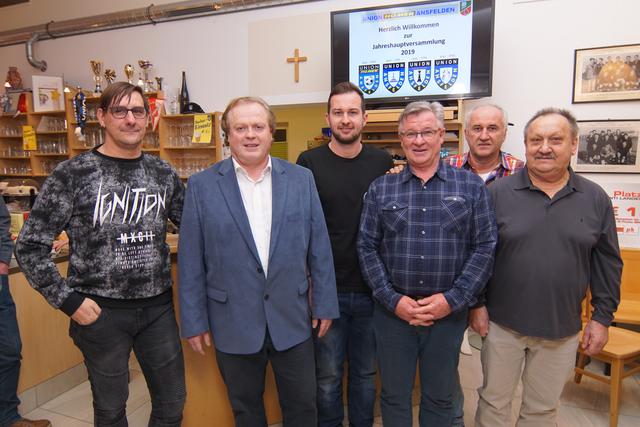 Gerhard Petermandl (2.v.l.) übergibt sein Amt an Mario Farthofer (3.v.l.) und bleibt weiterhin Obmann.

Genaue Aufstellung: Supper Andre, Obmann Petermandl Gerhard, Farthofer Mario, Gasser Kurt, Farthofer Reinhard und Guttner Walter.