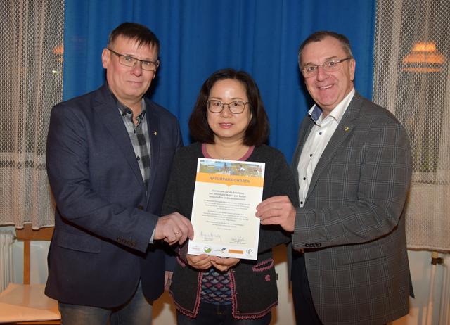  Young Hwa präsentiert die von Obmann-Stellvertreter GR Franz Gruber und Bürgermeister Rupert Dworak unterzeichnete und vom Ternitzer Gemeinderat beschlossene Naturpark-Charta. | Foto: Stadtgemeinde Ternitz