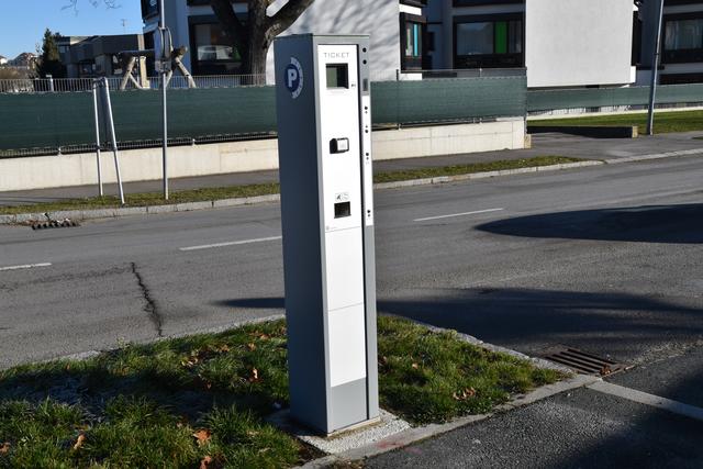 Die Parkautomaten wurden bereits aufgestellt. Die Umsetzung der Parkgebühren startet ab 3. Feber 2020. | Foto: Michael Strini