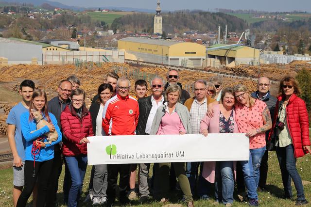 Die Initiative Lebensqualität Vöcklamarkt besteht aus rund 25 Vöcklamarktern, die sich zum Teil seit Jahren über die hohe Luftverschmutzung ärgern und nachhaltige Maßnahmen fordern.  | Foto: Susanne Kettl