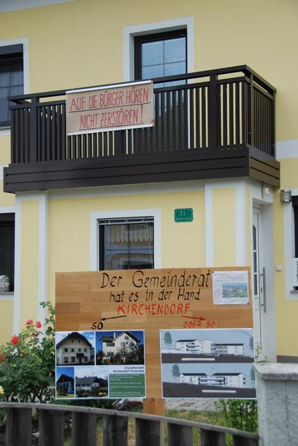 Die Initiative "Rettet das Kirchendorf" protestiert gegen ein Wohnprojekt im Weyregger Zentrum. | Foto: Christine Steiner-Watzinger