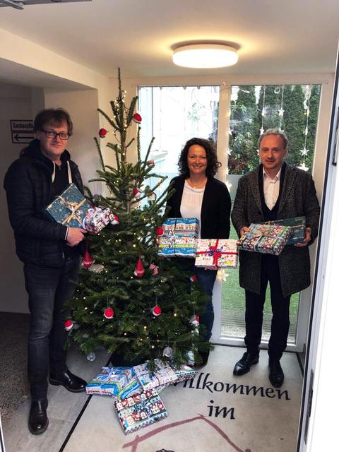 Von links: Linzer Taxi 2244-Betriebsleiter Robert Neuhold, Herzkinder-Österreich-Präsidentin Michaela Altendorfer und Taxi 40100-Geschäftsführer Andreas Hödl. | Foto: Taxi 2244