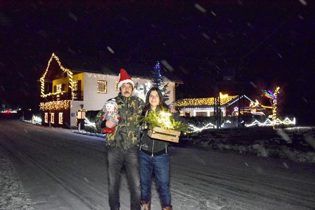 Ist in der Vorweihnachtszeit die Attraktion im kleinen Ort Treffling: Das hell erleuchtete  Anwesen der Familie Kampl (im Bild Vater Hermann mit Sohn Christoph) | Foto: Kampl