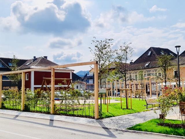 Der neue Ortsplatz in Schörfling sorgte Anfang 2019 noch für Unmut, nun überwiegt die Zustimmung. | Foto: Marktgemeinde Schörfling