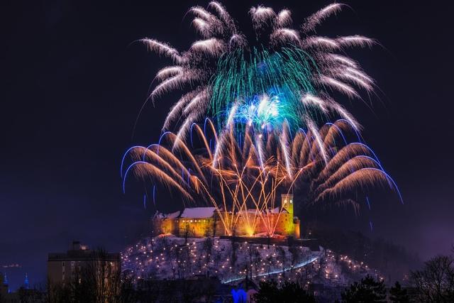 Das Feuerwerk in Laibach wird von der Burg aus abgefackelt.