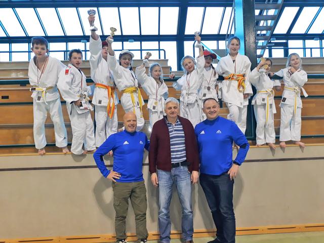 Die zehn starken Kämpfer von "Judo Lungau" mit dem Trainerstab (vorne) Harald Karner, Peter Müller und Peter Pfeifenberger. | Foto: Judo Lungau