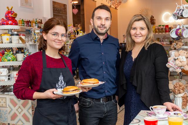 Auf 2020: Elena Distl (l.) servierte Christian Gruber und Martina Maros-Goller (WOCHE) im Conte Bagel, frischen Orangensaft und Kaffee.