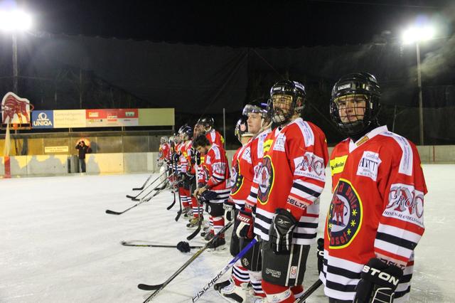 Die Old Red Bulls machen sich bereit für ihr "Winter Classic": hier bei ihrem letzten Freiluftspiel 2017, als man 1:1 gegen die Rams Graz spielte. | Foto: UEC St. Josef