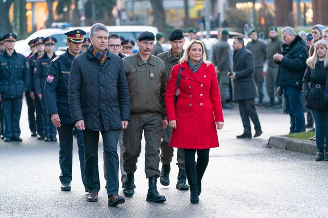 Das Bundesheer und die Polizei Mattersburg feierten eine gemeinsame Weihnachtsfeier vor dem Rathaus in Mattersburg | Foto: LPD BGLD