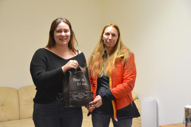 Kreativassistentin Hannah Kuranda überreichte Patrizia Leitner (re.) aus Kufstein den Preis, der eine Tasche aus Tiroler Loden mit Tiroler Köstlichkeiten beinhaltet.