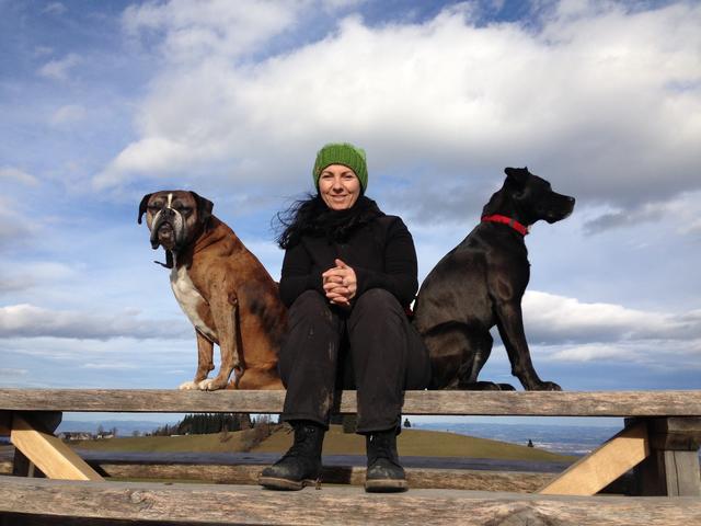 Hundespezialistin Sabine Offenberger mit Max und Chica. | Foto: R. Offenberger