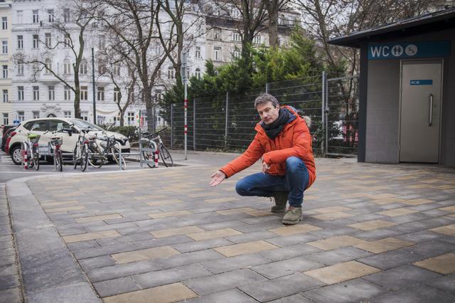 Michi Reichelt, Stellvertretender Bezirksvorsteher (Grüne) zeigt die Abnützungen des erst neu verlegten Belags. | Foto: Grüne Mariahilf