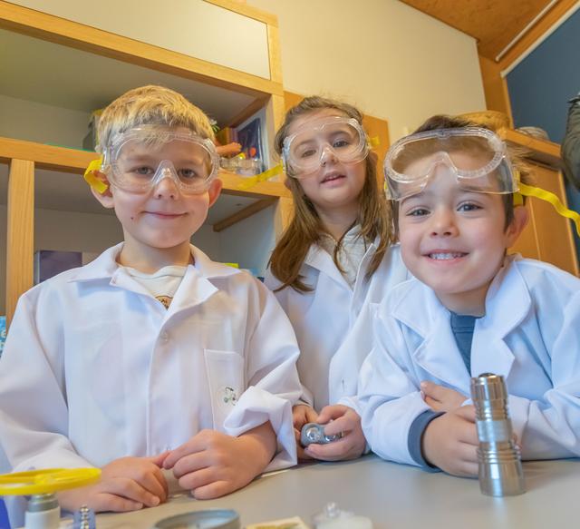 Nataniel, Laura und Marcelino finden die neue Forscherecke im Kindergarten Bolaring super.