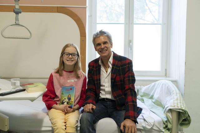 Autor Thomas Brezina brachte zum traditionellen Besuch im Wilhelminenspital wieder Bücher mit. | Foto: Valentina Schandl
