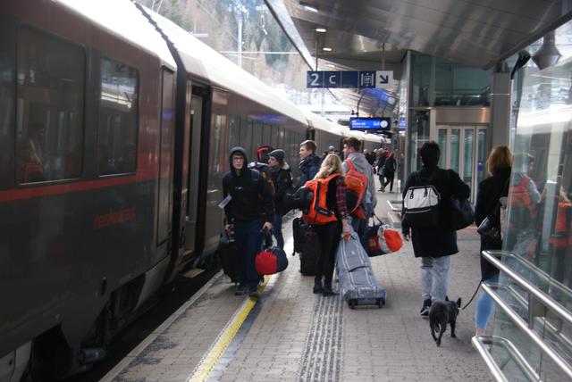 Viele Reisende nutzen die Anreise per Bahn nach St. Anton am Arlberg. | Foto: Othmar Kolp