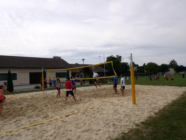 Die Gemeinde Zell organisiert ein Volleyballtunier. Ursprünglich spielten hier Gemeinderäte gegen die Zeller Jugend.  | Foto: Gemeinde Zel