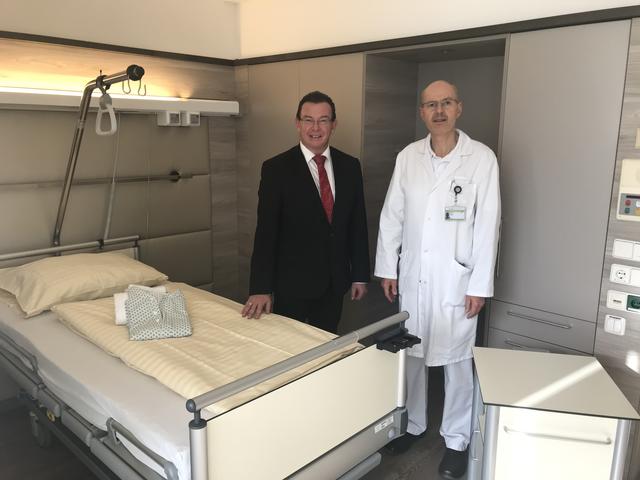 Pflegedirektor Karl Schwaiger (li.) mit dem ärztlichen Direktor der Landesklinik St. Veit, Bertram Hölzl. | Foto: SALK