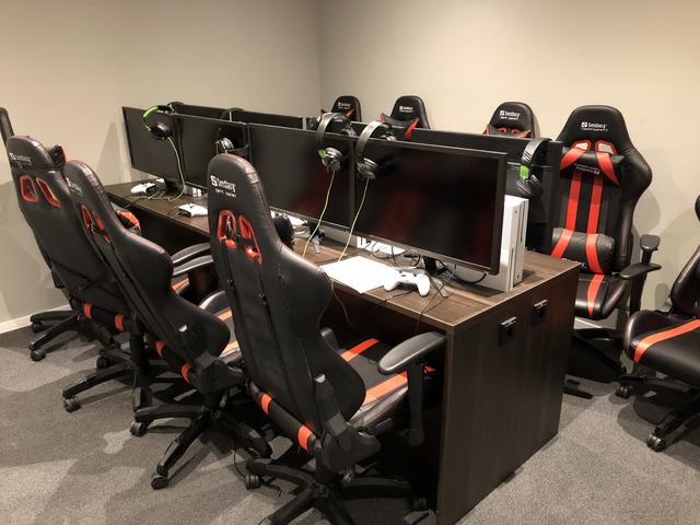 Im E-Sports-Bereich stehen 18 Spielplätze mit 4k Monitoren und Gamingsessel zur Verfügung. | Foto: BRS/Diabl